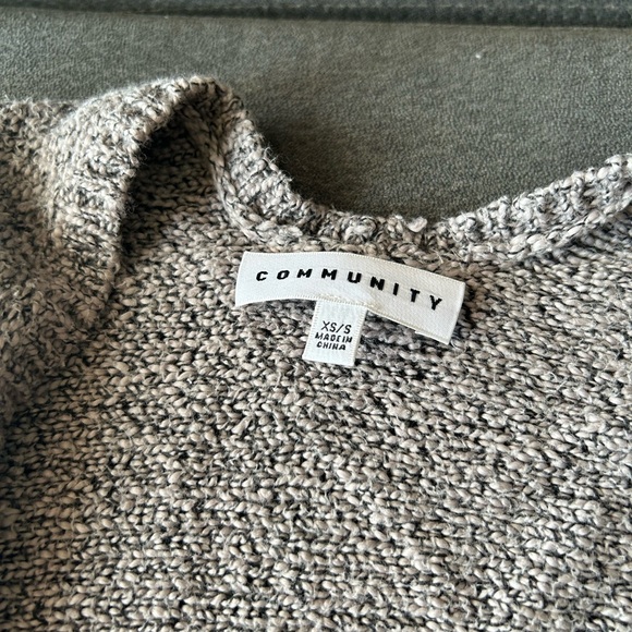 Community Ionic Cape - Picture 6 of 10